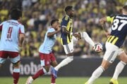 Kapitán Fenerbahce Milan Škriniar (vpravo), jeho spoluhráč Fred (druhý sprava) a futbalista Feyenoordu Quinten Timber(druhý zľava).