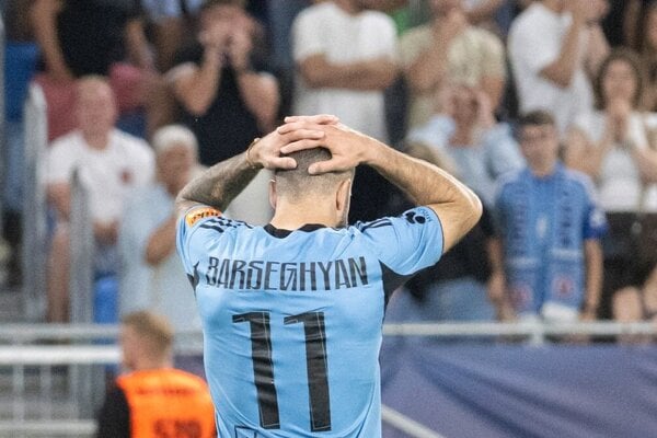 Na snímke Tigran Barseghjan (Slovan) reaguje po nepremenej penalte.