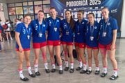 Zlaté dievčatá, zľava Lucia Valientová, Kristína Görögová, Mária Bartková, Kristína Sekáčová, Ema Augustínová, Viktória Benedigová a Anna Šubjaková.