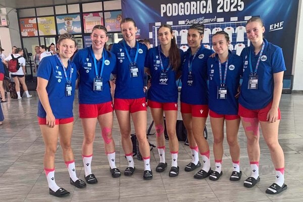 Zlaté dievčatá, zľava Lucia Valientová, Kristína Görögová, Mária Bartková, Kristína Sekáčová, Ema Augustínová, Viktória Benedigová a Anna Šubjaková.