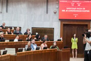 Opoziční poslanci a tabuľa o výsledku hlasovania.