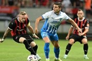 Kapitán Trnavy Roman Procházka a hráč Samuel Teles z Universitatea Craiova počas odvetného zápasu 3. predkola Konferenčnej ligy medzi FC Spartak Trnava a Universitatea Craiova.