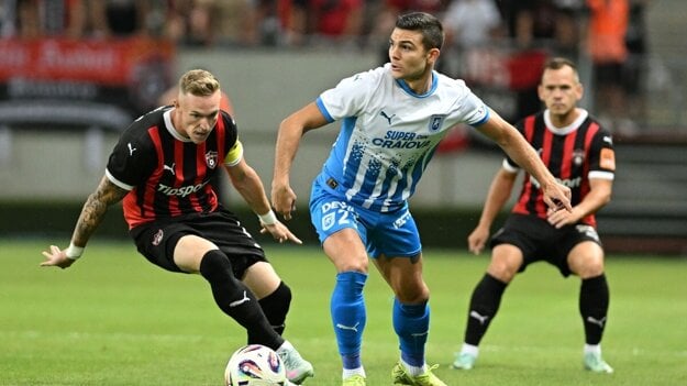 Kapitán Trnavy Roman Procházka a hráč Samuel Teles z Universitatea Craiova počas odvetného zápasu 3. predkola Konferenčnej ligy medzi FC Spartak Trnava a Universitatea Craiova. (zdroj: TASR)
