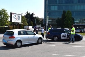 Vozidlá zablokovali jeden jazdný pruh a električkovú trať.