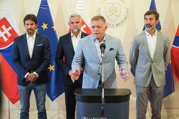 Tlačová konferencia premiéra Fica a predstaviteľov Smeru k aktuálnym politickým otázkam.