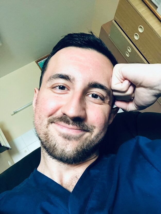 Andrej počas služby v nemocnici. (zdroj: archív respondenta)