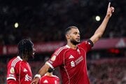 Cody Gakpo (vpravo) z Liverpoolu sa teší z gólu
