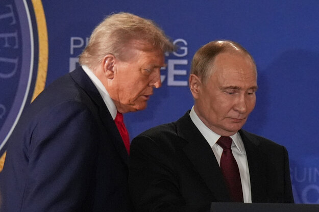 Donald Trump a ruský prezident Vladimir Putin počas spoločnej tlačovej konferencie.