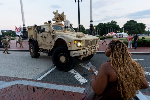Národná garda v uliciach Washingtonu. (zdroj: TASR/AP)