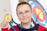 Slovenská reprezentantka v lukostreľbe Denisa Baránková pózuje so zlatou medailou.