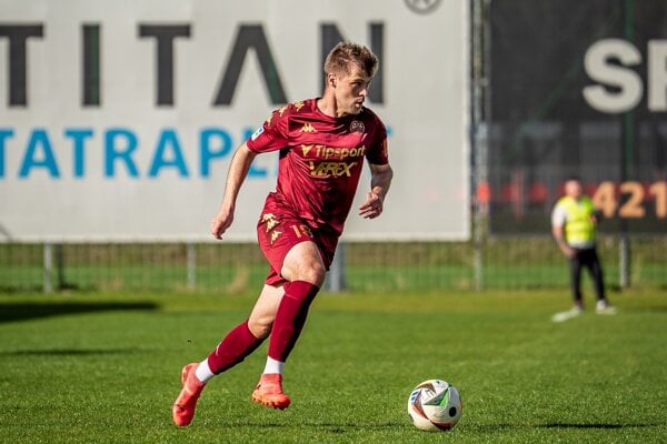 Ľuboslav Laura zápas nedohral, zranil sa v hlavičkovom súboji. 