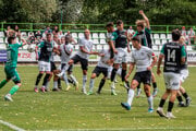 Situácia tesne pred gólom Lehoty (v bielom) – Kozák po rohu znížil na 2:1.