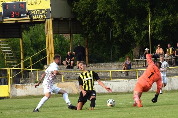 Bánov (v bielom) nastrieľal v Želiezovciach poltucet. 