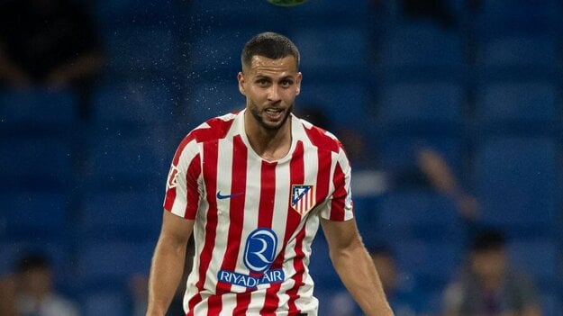 Dávid Hancko pri debute v drese Atlética Madrid proti RCD Espanyol. (zdroj: REUTERS)