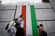 Budapešť. Maďarská vlajka na fasáde renovovanej budovy neďaleko sídla premiéra Viktora Orbána
