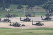Vrtuľníky Apache na základni Humphreys počas spoločného vojenského cvičenia Južnej Kórey a USA v meste Pchjongtchek