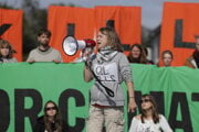 Greta Thunbergová sa prihovára aktivistom z hnutia Extinction Rebellion, ktorí protestujú v Bergene.