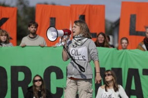 Greta Thunbergová sa prihovára aktivistom z hnutia Extinction Rebellion, ktorí protestujú v Bergene.