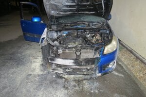 Auto niekto úmyselne zapálil. 