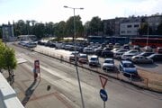 Parkovisko pred vlakovou stanicou v Trnave. Tu by chcela mať radnica autobusovú stanicu.