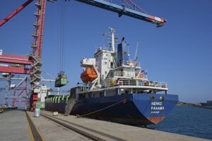 Loď s humanitárnou pomocou pre obyvateľov Pásma Gazy kotví v Limasole pred plavbou do izraelského Ašdodu.