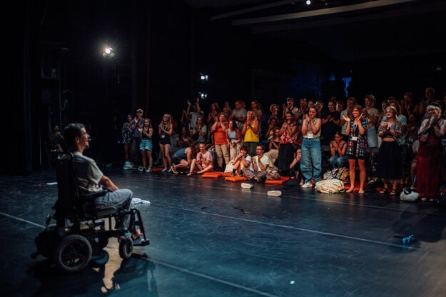 Na Slovensko prišiel do Námestova na festival Tanečno, so sólovým predstavením Charlie, ktoré ponúka intímny pohľad na jeho každodenný život a osobnosť. (zdroj: Marek Jančúch)