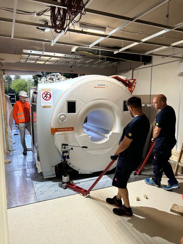 Uniklinika kardinála Korca ďakuje celému tímu externých spolupracovníkov, ako aj internému tímu za nasadenie a spoluprácu pri náročnej inštalácii novej magnetickej rezonancie.
