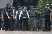 Taiwanský prezident Laj Čching-te (v bielej košeli) počas návštevy vojenského výcvikového strediska Hsinču v júli  2025.