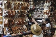 Sandále známe ako „huaraches“ na trhu v Oaxace v Mexiku.