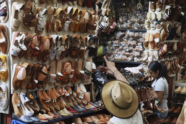 Sandále známe ako „huaraches“ na trhu v Oaxace v Mexiku.