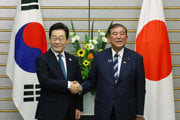 Japonský premiér Šigeru Išiba a juhokórejský prezident I Če Mjong.