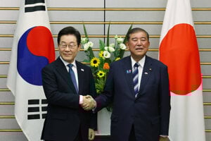 Japonský premiér Šigeru Išiba a juhokórejský prezident I Če Mjong.
