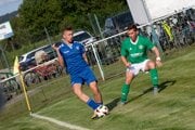 Za Bytču sa v zápase proti Fiľakovu gólovo presadil Pavol Zimka (v modrom).