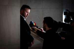 Keď ortopéd vyšetruje vakcíny a premiér sa tvári, že je to v poriadku