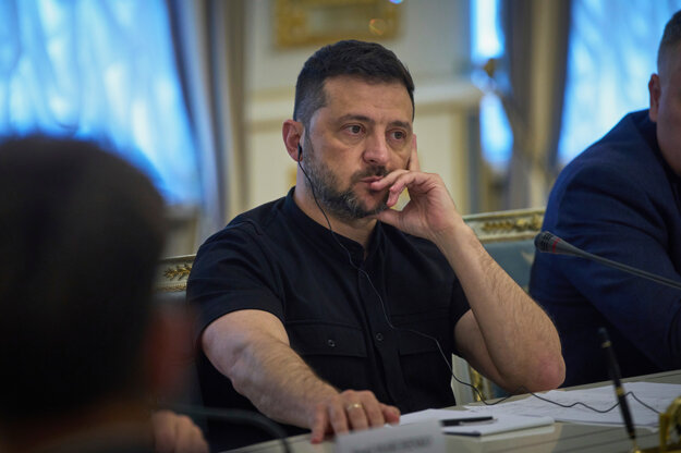 Ukrajinský prezident Volodymyr Zelenskyj počas rokovania s nemeckým ministrom financií Larsom Klingbeilom v Kyjeve. (zdroj: TASR/AP)