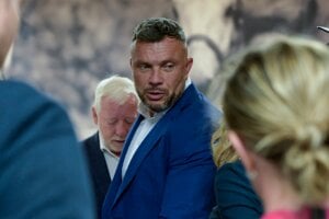 Suja vylial župný majetok do firmy, kde pracuje člen vedenia Republiky