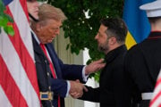 Donald Trump víta Volodymyra Zelenského v Bielom dome. 
