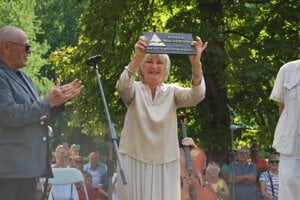 Eliška Balzerová si Cenu Umelcova misia prevzala z rúk Milana Kňažka