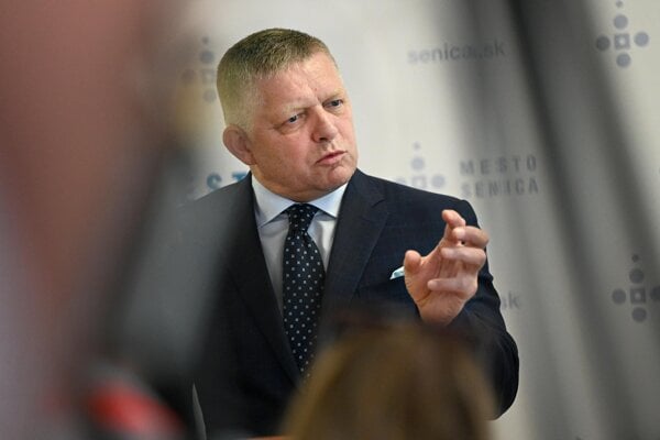 Predseda vlády Robert Fico (Smer).