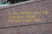 Opravili aj nápis na pamätníku.