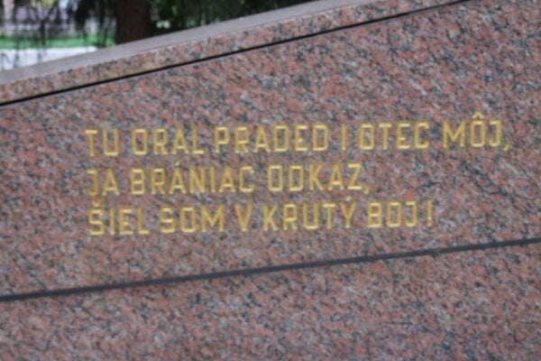 Opravili aj nápis na pamätníku.