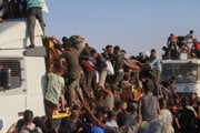 Palestínčania sa snažia dostať k balíčkom humanitárnej pomoci v Rafahu.