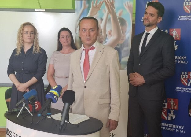 Za mikrofónom riaditeľ Základnej školy v Sirku Ľubomír Jambrich. (zdroj: Marcela Ballová)