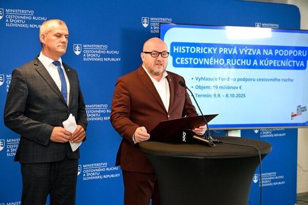 Minister cestovného ruchu a športu Rudolf Huliak a vľavo poslanec Národnej rady SR Roman Malatinec.
