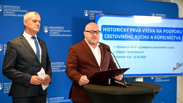 Minister cestovného ruchu a športu Rudolf Huliak a vľavo poslanec Národnej rady SR Roman Malatinec.
