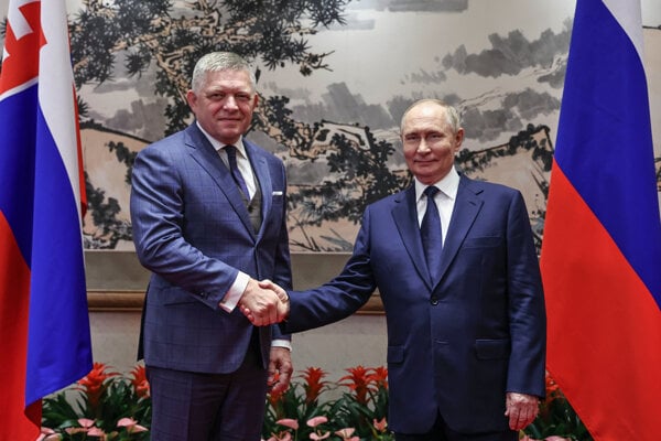 Premiér Robert Fico počas stretnutia s ruským prezidentom Vladimirom Putinom v Pekingu.
