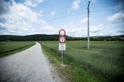 Cesta vedúca na farmu Gazdovcov s vysadenou dopravnou značkou