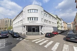 Administratívnu budovu v centre Bratislavy zbúrajú. Nahradia ju byty