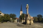 Kostol a súsošie Najsvätejšej Trojice na hlavnom námestí v Nových Zámkoch.