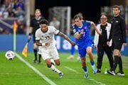 Leo Sauer v súboji s Nnamdim Collinsom v zápase Slovensko - Nemecko v kvalifikácii MS 2026 vo futbale.  